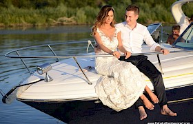 Snimanje venčanja dronom - Mladenci u čamcu
