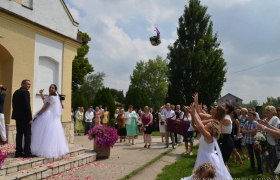 Fotografisanje venčanja ispred crvke